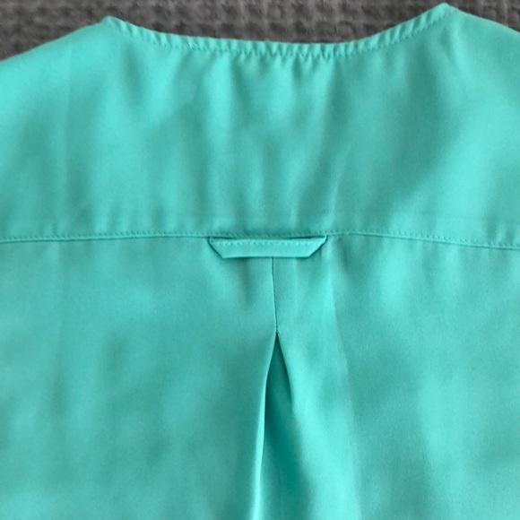 Sleeveless light green blouse - Picture 3 of 5
